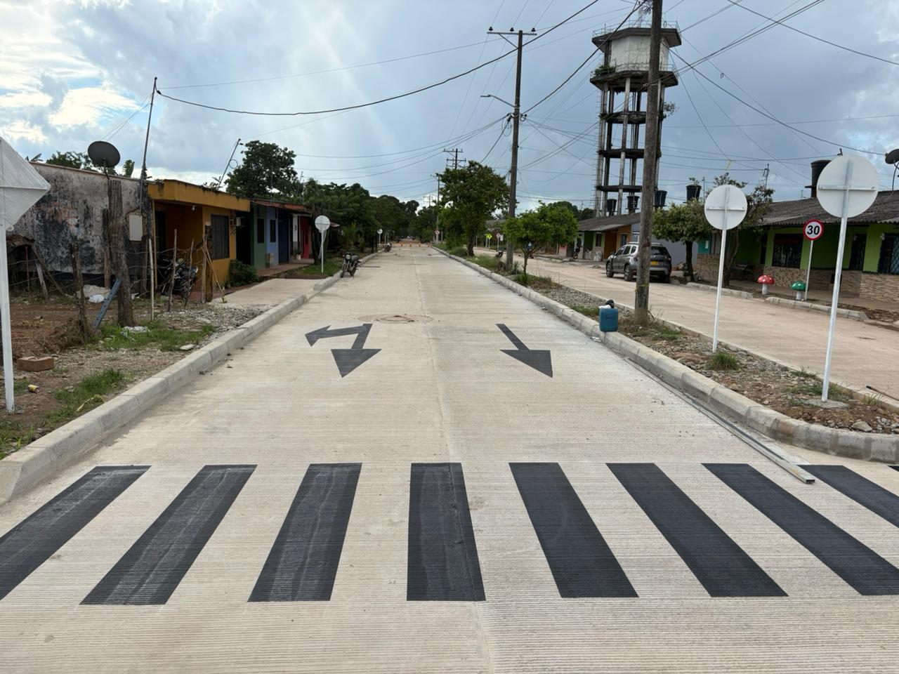 Demarcación Vial Profesional, paso peatonal y flechas en el departamento del Meta, Colombia 