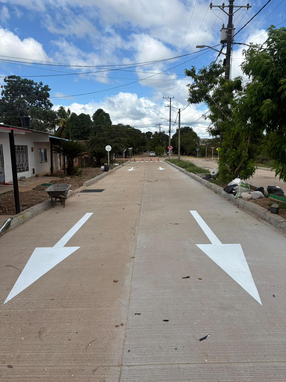 Flechas direccionales en vía