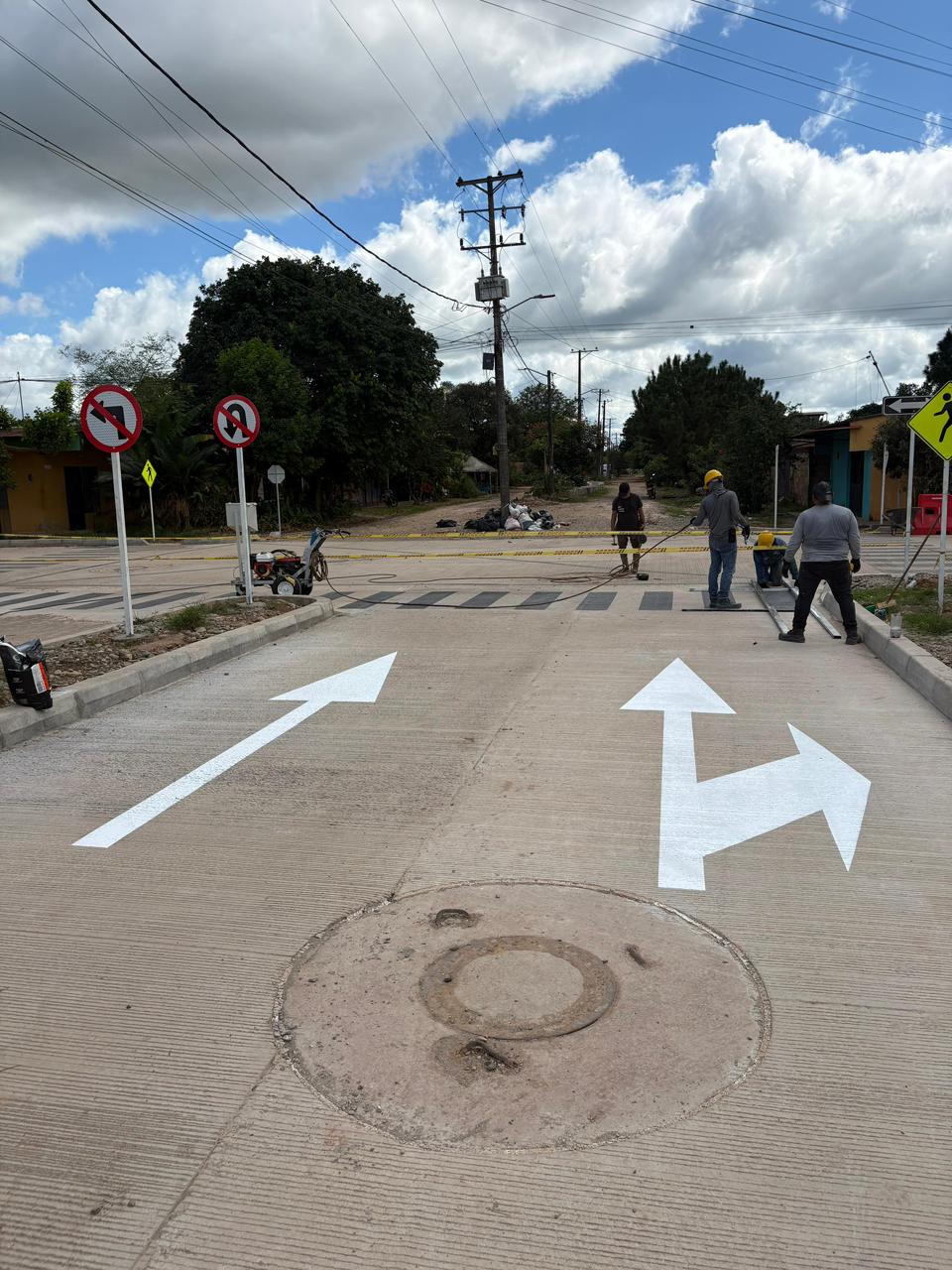 Flechas direccionales en vía