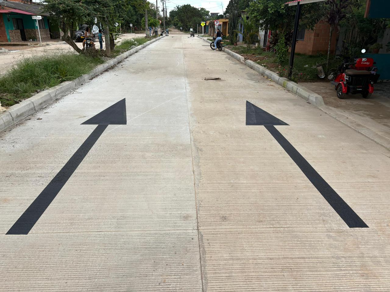 Demarcación vial con flechas direccionales en el Departamento del Meta