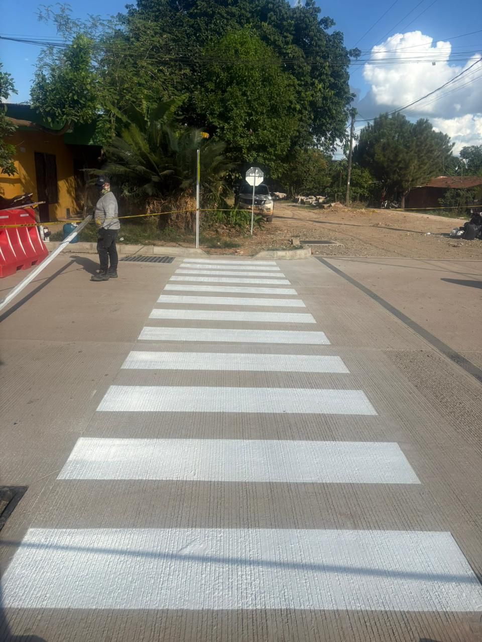 Cebra peatonal demarcada con pintura vial en Villavicencio, Meta, Colombia