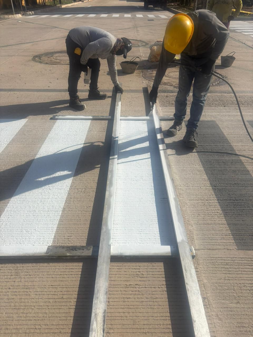 Demarcación de cebra peatonal con pintura vial en Villavicencio, Meta, Colombia