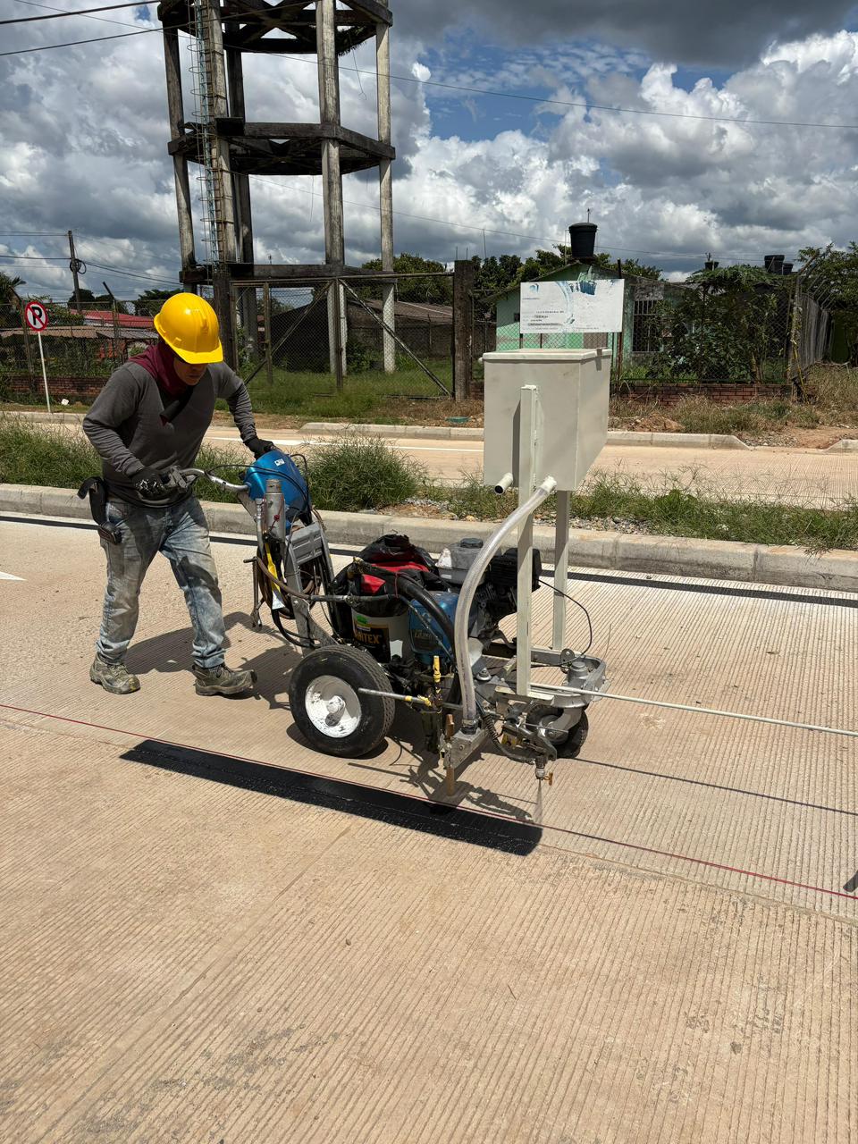 Aplicación de pintura vial con máquina de demarcación en Villavicencio, Meta, Colombia