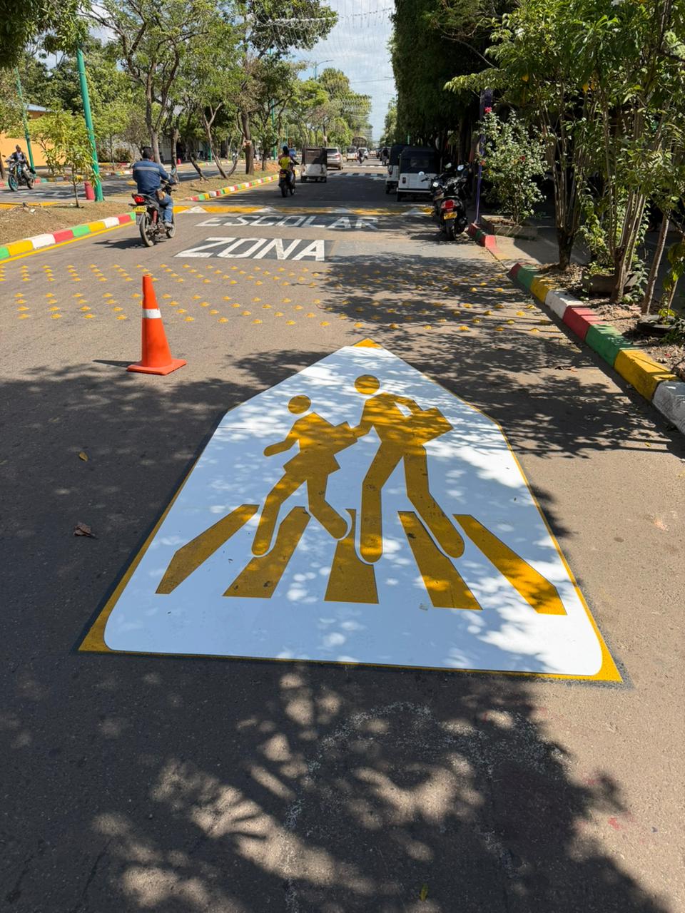Demarcación de zona peatonal en Villavicencio con pintura vial profesional para mejorar la seguridad, visibilidad y movilidad interna.