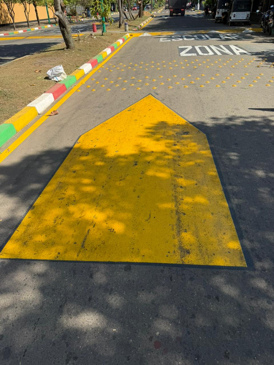 Trabajo de demarcación con amarilla con pintura vial profesional, utilizado para orientar la circulación vehicular, mejorar el orden, la seguridad y la movilidad interna en parqueaderos, conjuntos residenciales, empresas, estaciones de servicio y espacios comerciales en Villavicencio, Meta, Colombia.