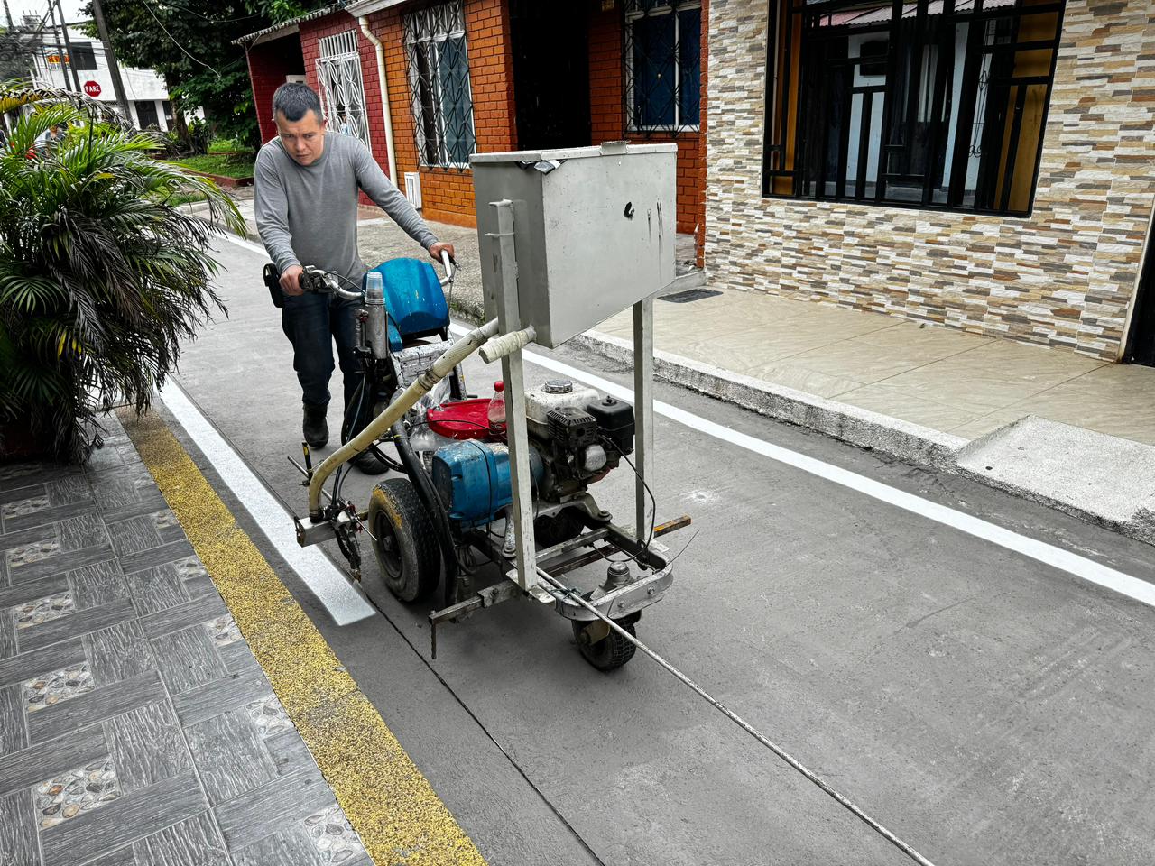 Demarcación de línea vial blanca con máquina profesional en Villavicencio