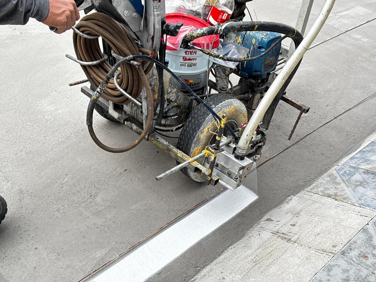 Aplicación de pintura vial blanca con máquina de demarcación en Villavicencio