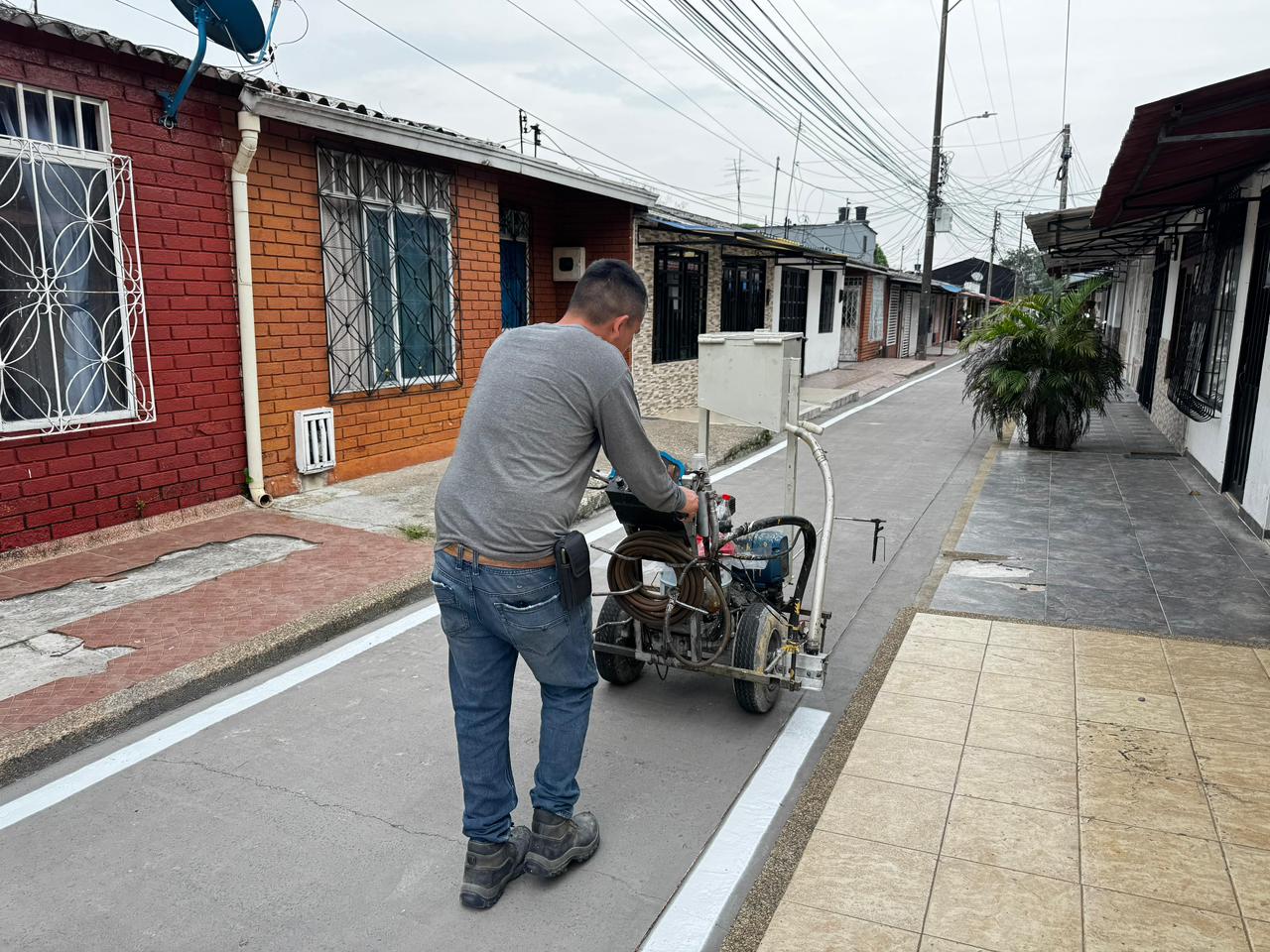 Demarcación vial en vía interna residencial de Villavicencio